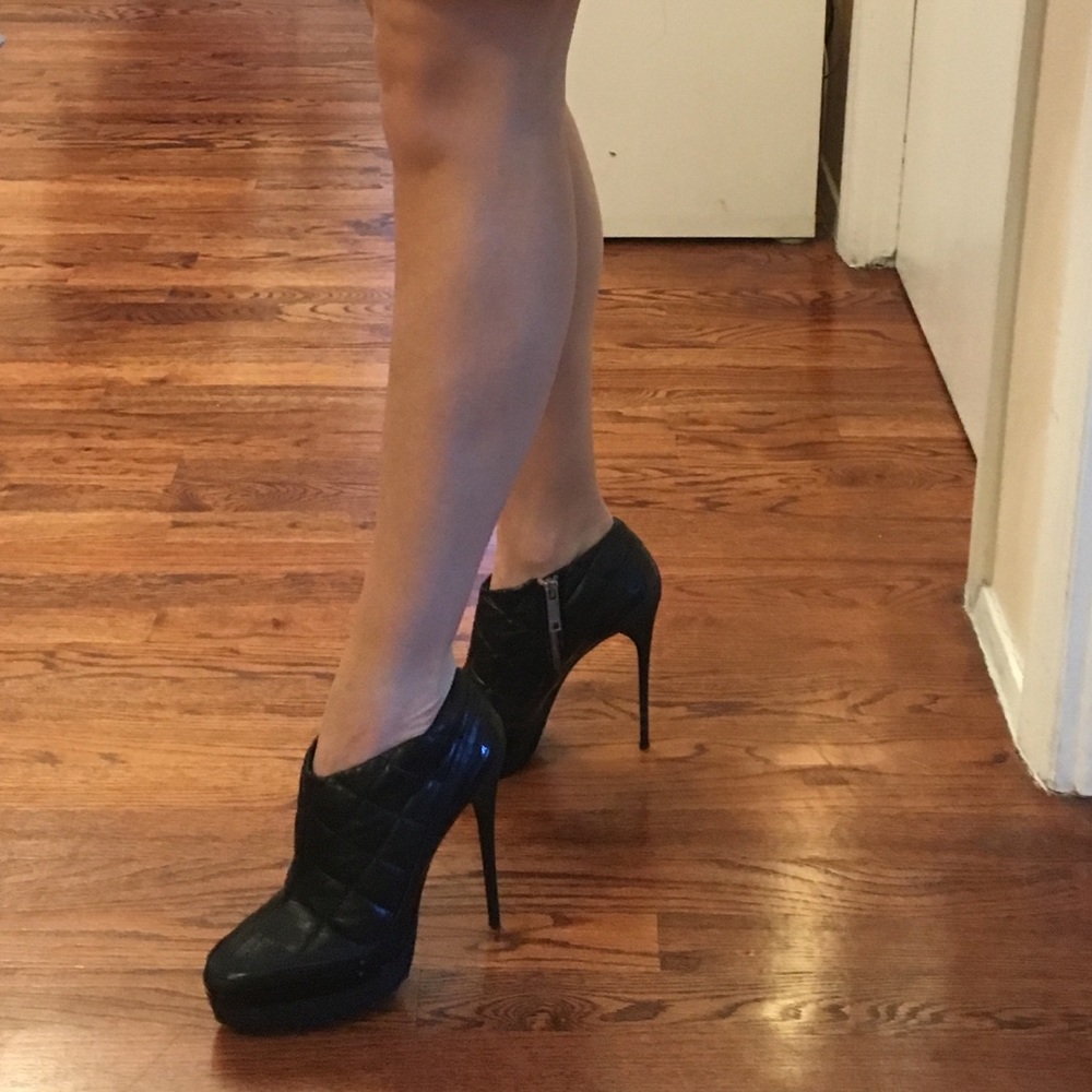 BURBERRY Black Leather Ankle Booties